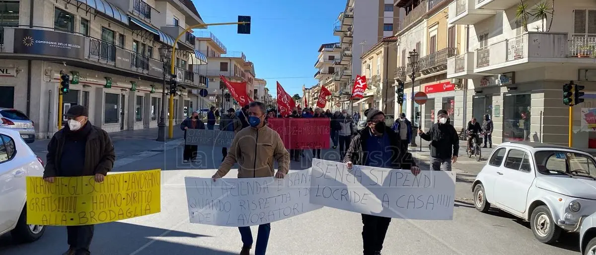 Senza stipendi da mesi, protesta dei lavoratori di Locride Ambiente: bloccata la statale 106 a Siderno