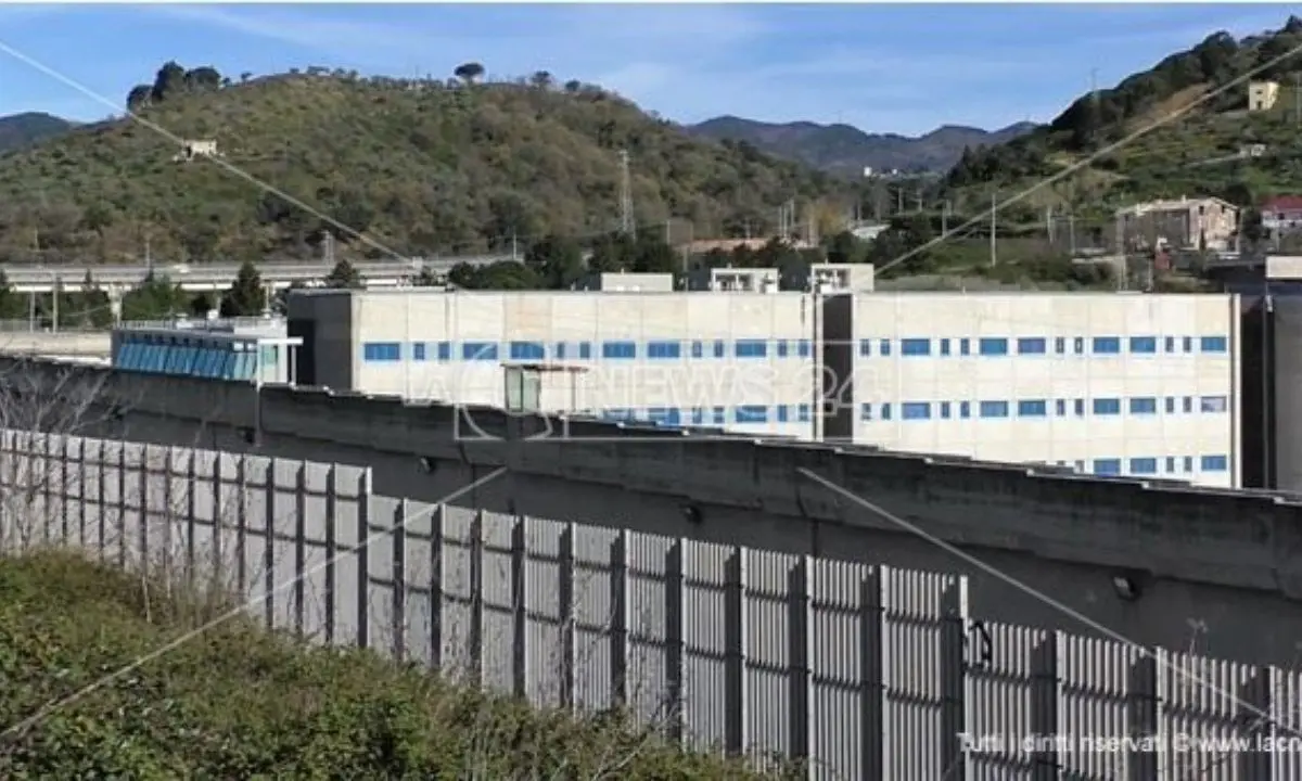 Rivolta in carcere a Catanzaro, indetta manifestazione di protesta: «Nessuna risposta dall’amministrazione»