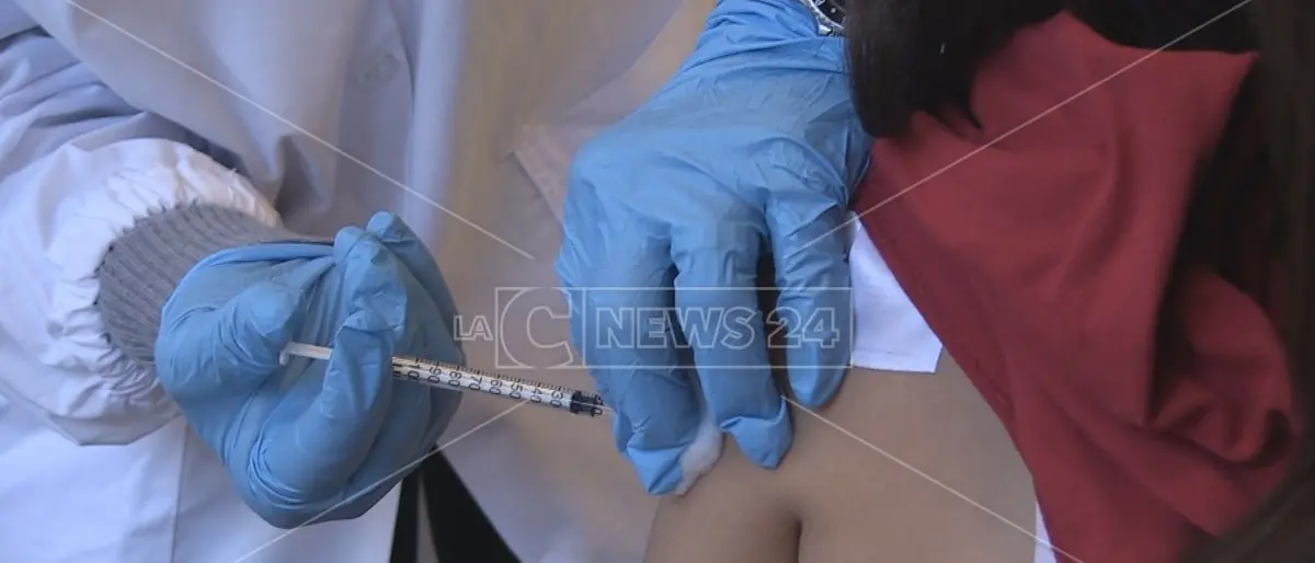 «In un anno 22 morti correlabili ai vaccini anti-Covid. Nell’84% dei casi effetti non gravi»: il report Aifa