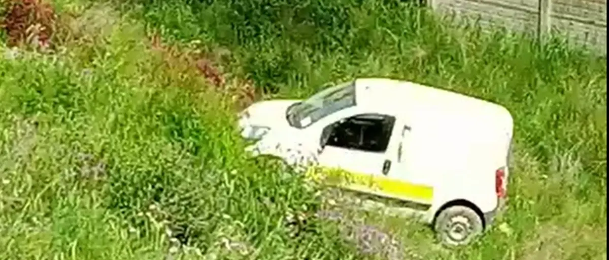 Catanzaro, furgone delle Poste esce di strada e precipita in una scarpata: illeso il conducente