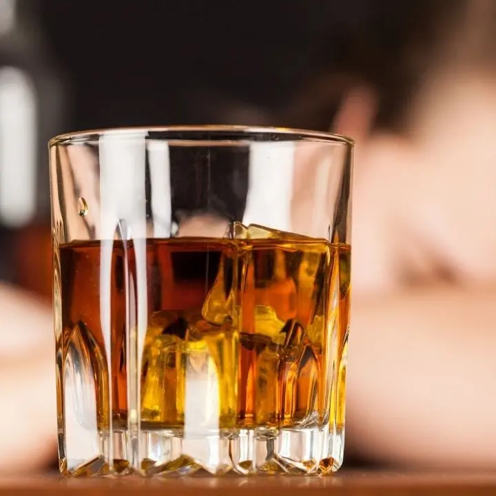 Reggio, 15enne beve alcolici in un locale e viene colto da malore: denunciato il titolare del bar