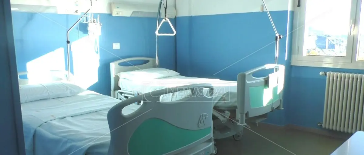 Covid Calabria, contagi ancora giù ma ricoveri in crescita: oggi 612 casi e 4 decessi