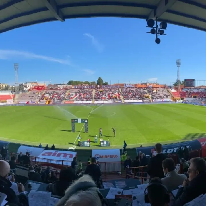 Verso il derby, la Reggina chiama a raccolta i tifosi: quasi duemila biglietti finora venduti