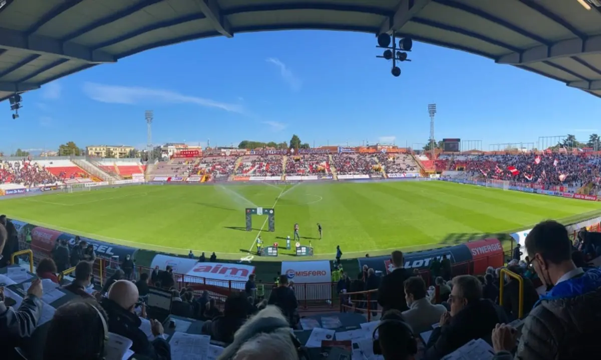 Verso il derby, la Reggina chiama a raccolta i tifosi: quasi duemila biglietti finora venduti