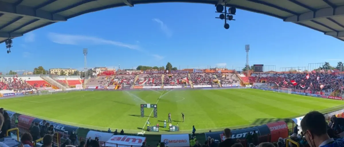 Verso il derby, la Reggina chiama a raccolta i tifosi: quasi duemila biglietti finora venduti