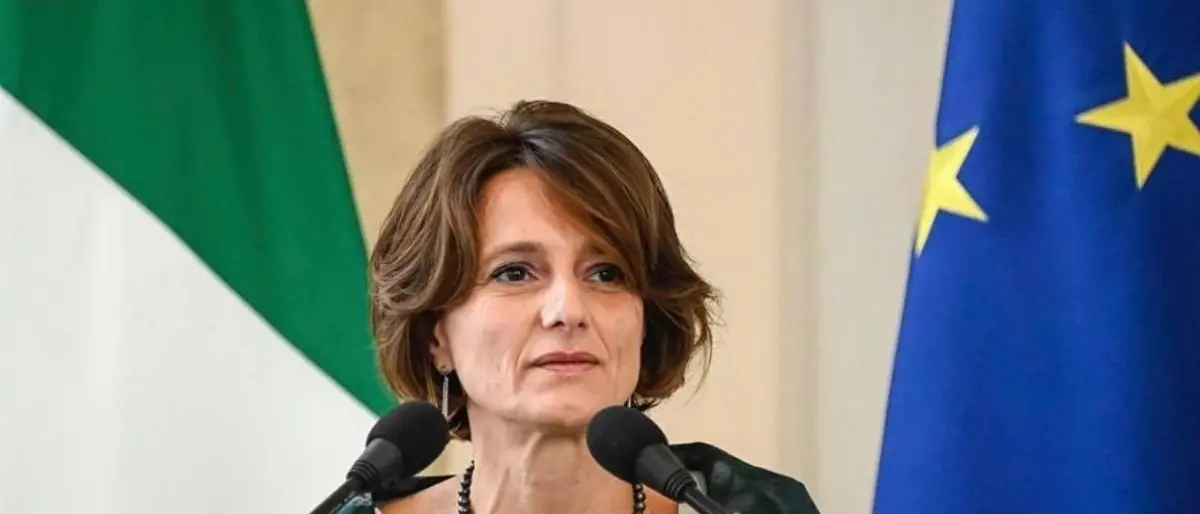 Presunte molestie al liceo di Castrolibero, la ministra Bonetti: «Grande coraggio delle ragazze»