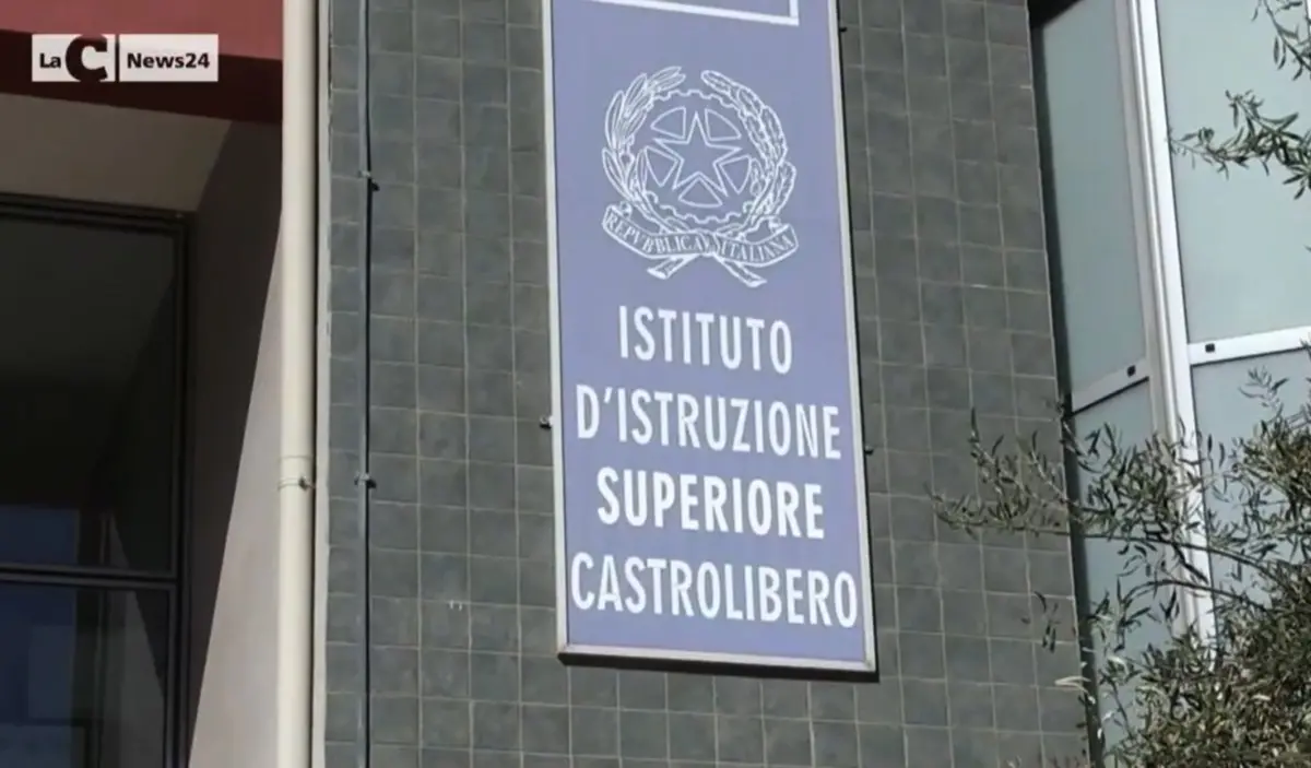 Molestie al liceo di Castrolibero, i docenti ai ragazzi: «Ci avete dato una grande lezione»