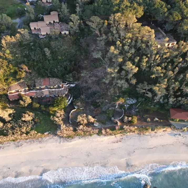 Parghelia, realizzano strada abusiva per facilitare l’ingresso in spiaggia da proprietà privata: 3 denunce