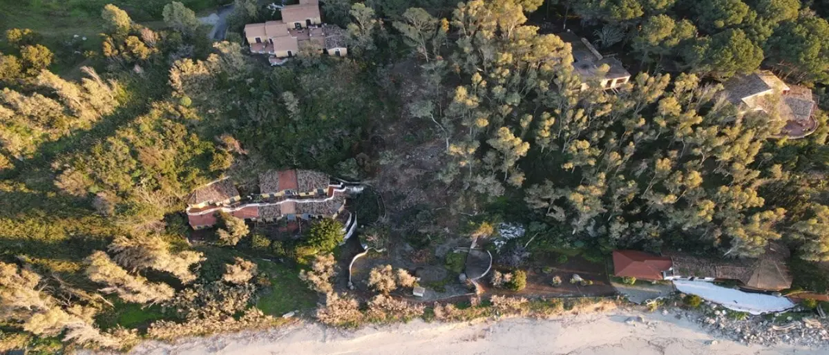 Parghelia, realizzano strada abusiva per facilitare l’ingresso in spiaggia da proprietà privata: 3 denunce