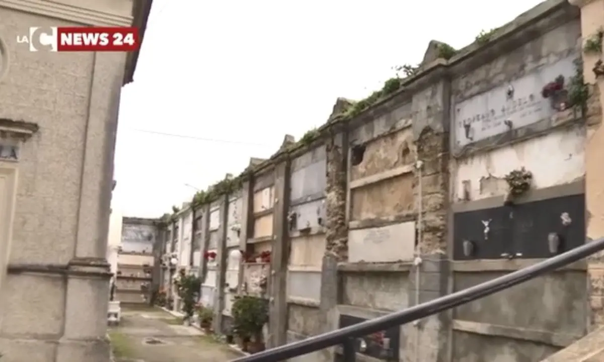 Cimitero degli orrori a Tropea, la Procura non dà il consenso per il patteggiamento di due imputati