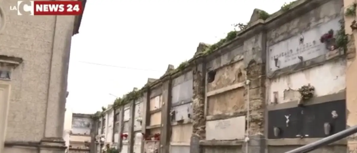 Cimitero degli orrori a Tropea, la Procura non dà il consenso per il patteggiamento di due imputati