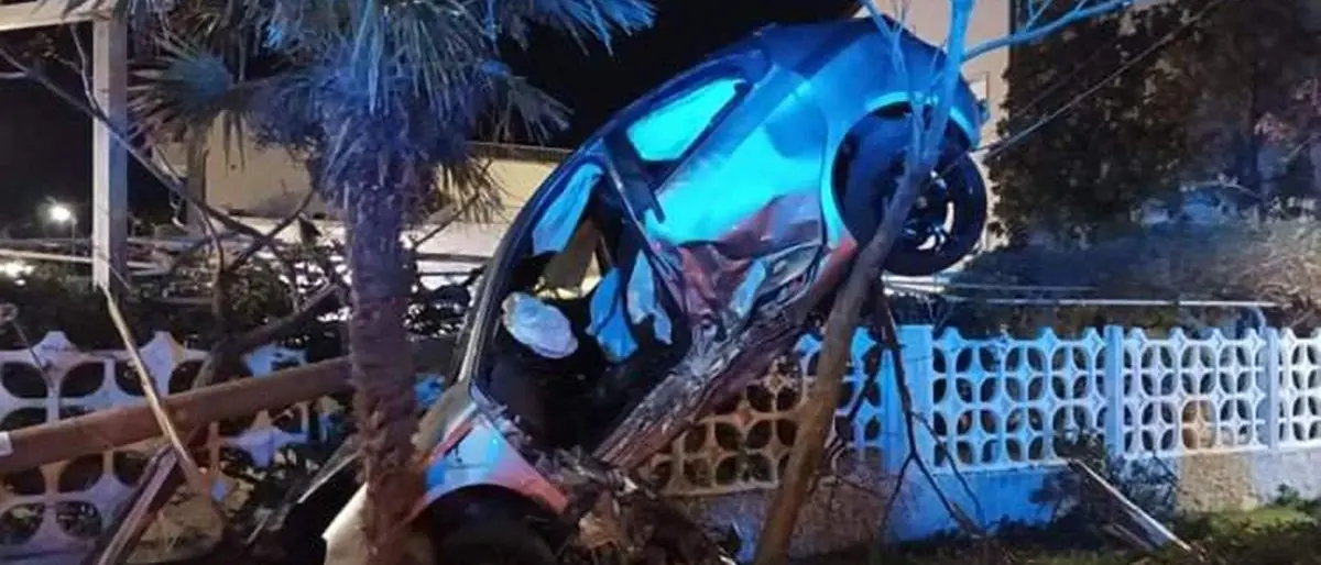 Incidente nel Cosentino, un’auto esce di strada e si incastra tra due alberi: morto 25enne