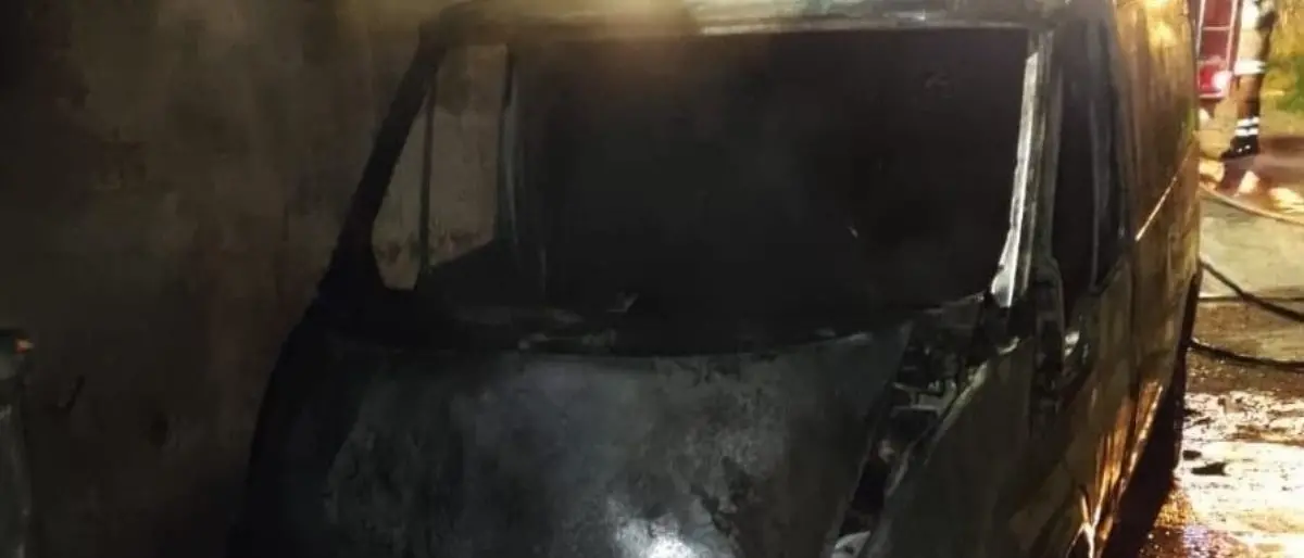 Lamezia, in fiamme il furgone di una ditta di lavorazione legno: probabile causa dolosa
