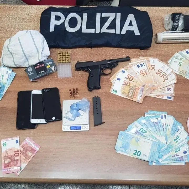 Vibo, pistola con munizioni e droga nascoste in casa: arrestato dalla polizia
