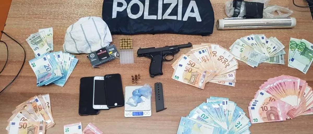 Vibo, pistola con munizioni e droga nascoste in casa: arrestato dalla polizia