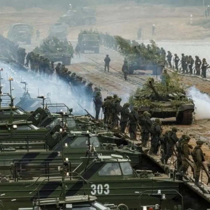 La Russia muove verso l’Ucraina, per la Cia attacco vicino: Biden telefona a Putin