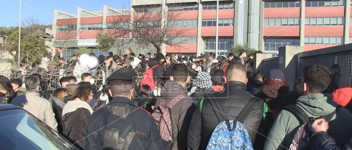 Il legali del prof di Castrolibero contro l’assedio della stampa: «Si sono accampati sotto casa dei figli»