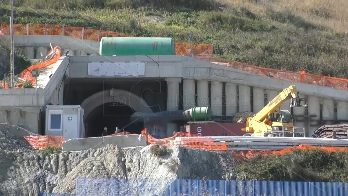 Controlli ai cantieri della metro di Catanzaro, riscontrate alcune ipotesi di irregolarità nelle assunzioni e sulla sicurezza\n