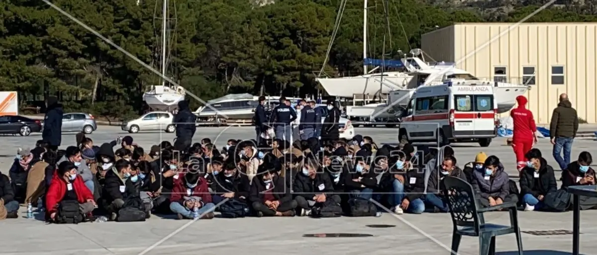Migranti, riprendono gli sbarchi nella Locride: in 122 soccorsi a Roccella Jonica