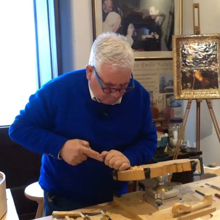 L’arte del maestro liutaio Emilio Natalizio questa sera a Storie di Vita