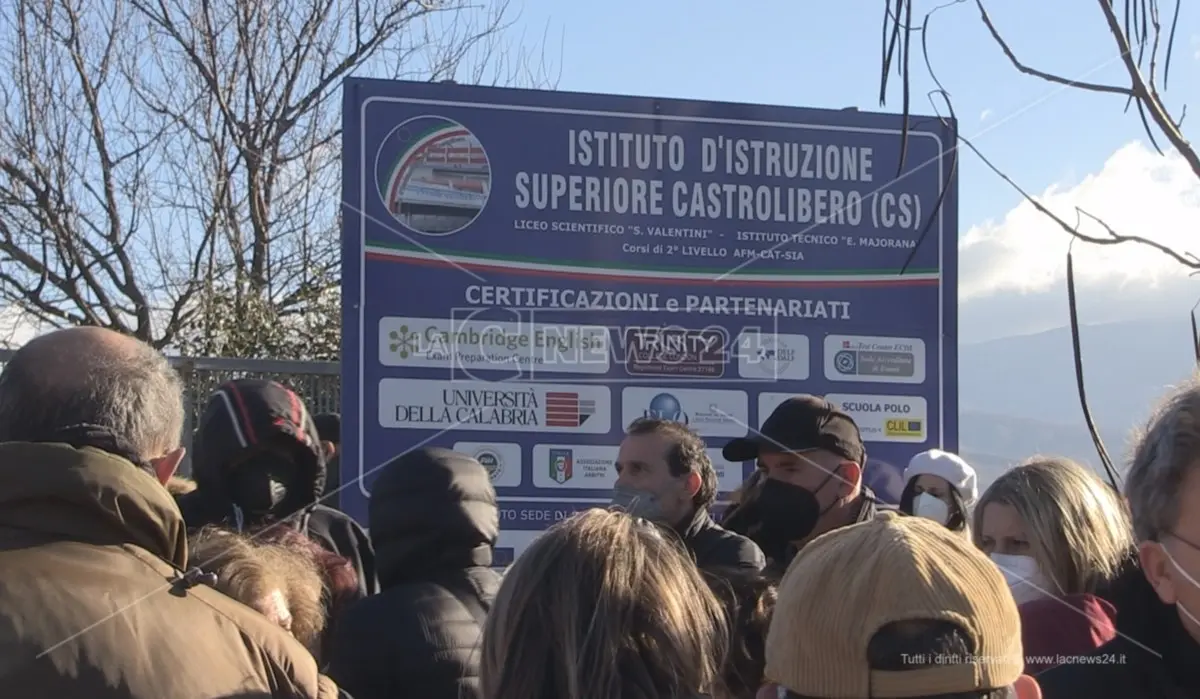 Castrolibero, la lettera di un docente: «Schieriamoci con i nostri studenti senza se e senza ma»