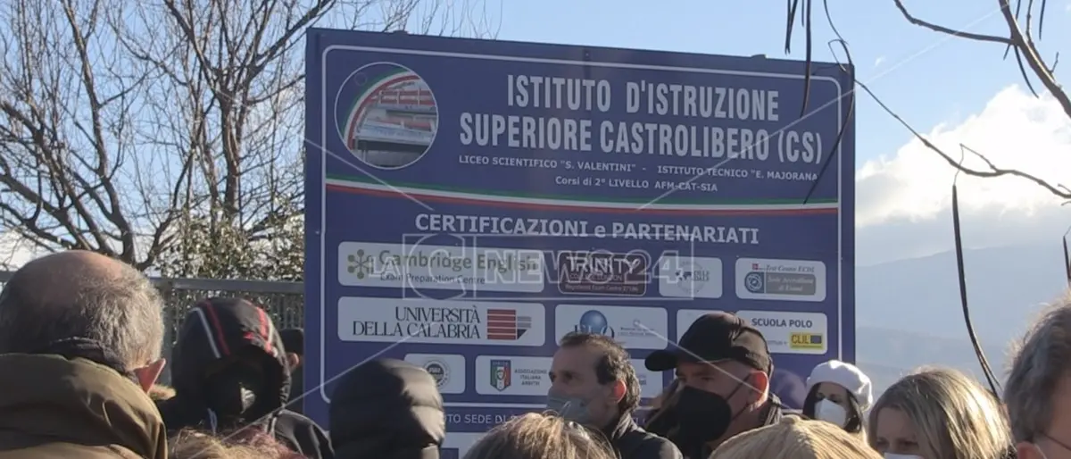 Castrolibero, la lettera di un docente: «Schieriamoci con i nostri studenti senza se e senza ma»