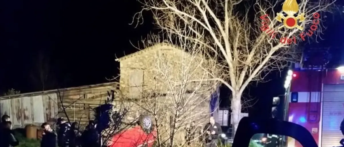 Incidente nel Catanzarese, auto esce fuori strada e si ribalta: ferito un ventenne