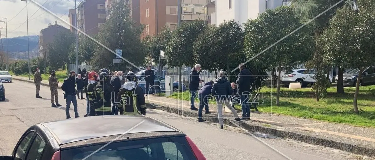 Momenti di tensione a Cosenza, operaio di Ecologia oggi minaccia di darsi fuoco