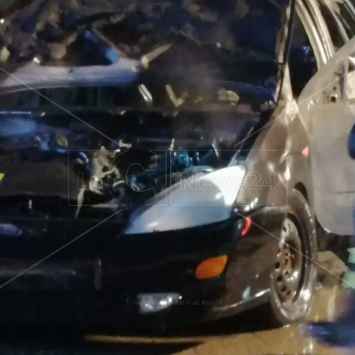 Corigliano Rossano, incendiata un’auto davanti al centro di distribuzione Conad