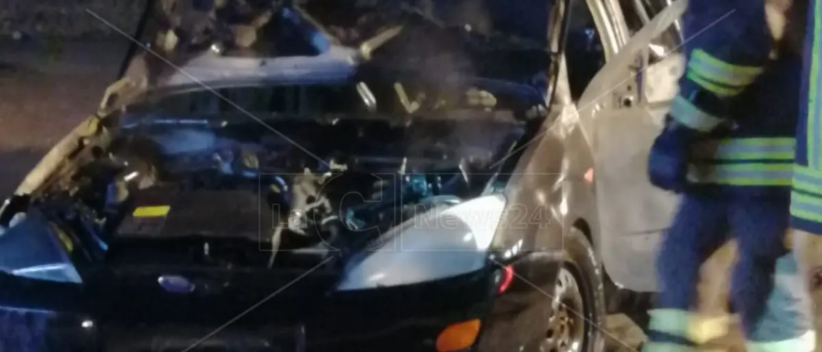 Corigliano Rossano, incendiata un’auto davanti al centro di distribuzione Conad