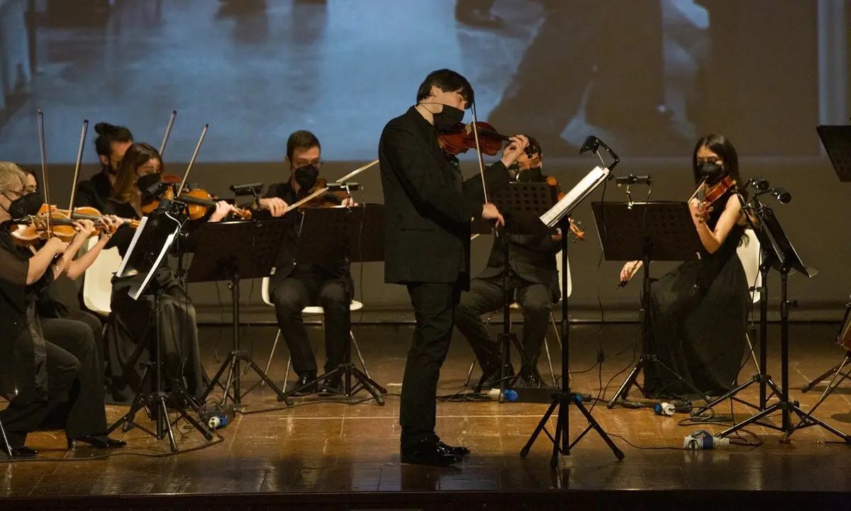 Il grande cinema raccontato dalle corde di violino di Rimonda incanta Lamezia e Catanzaro