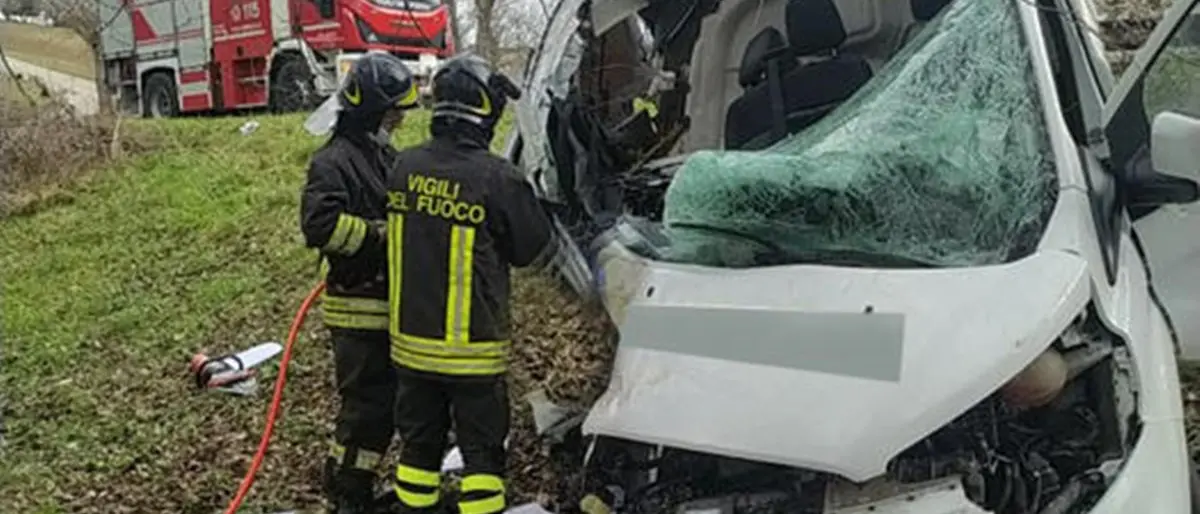 Studente di 16 anni muore in un incidente stradale durante uno stage
