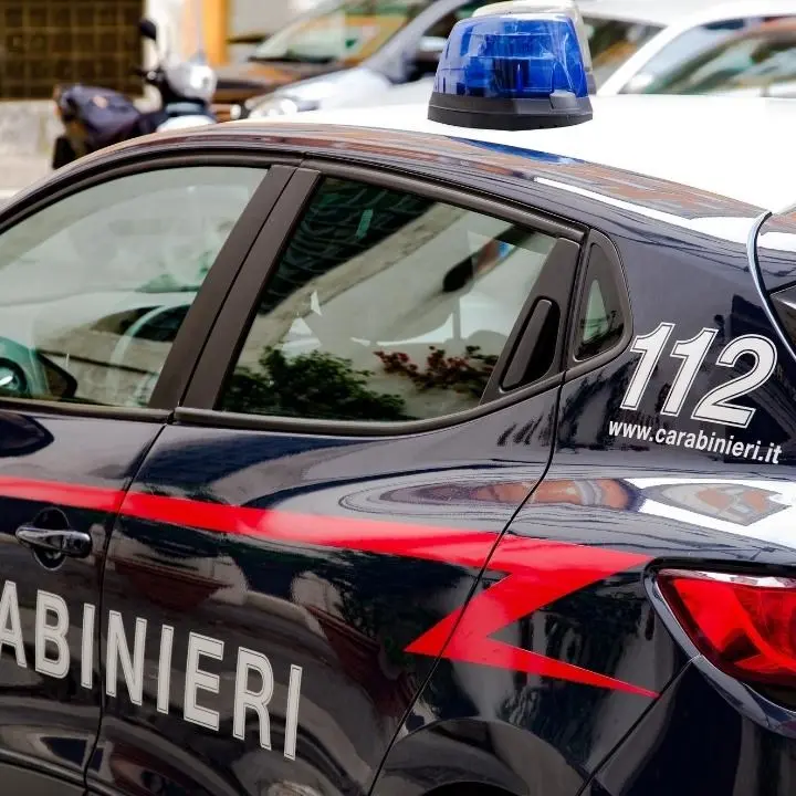 Cadavere carbonizzato ritrovato in un’auto nelle campagne vibonesi: indagini in corso