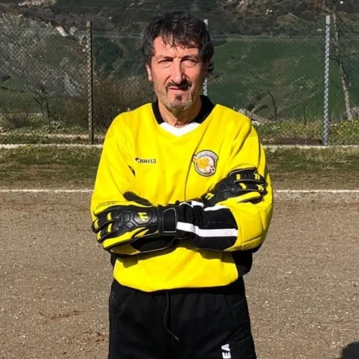 Portiere di calcio a 62 anni per difendere i colori della sua città: «È il coronamento di un sogno»