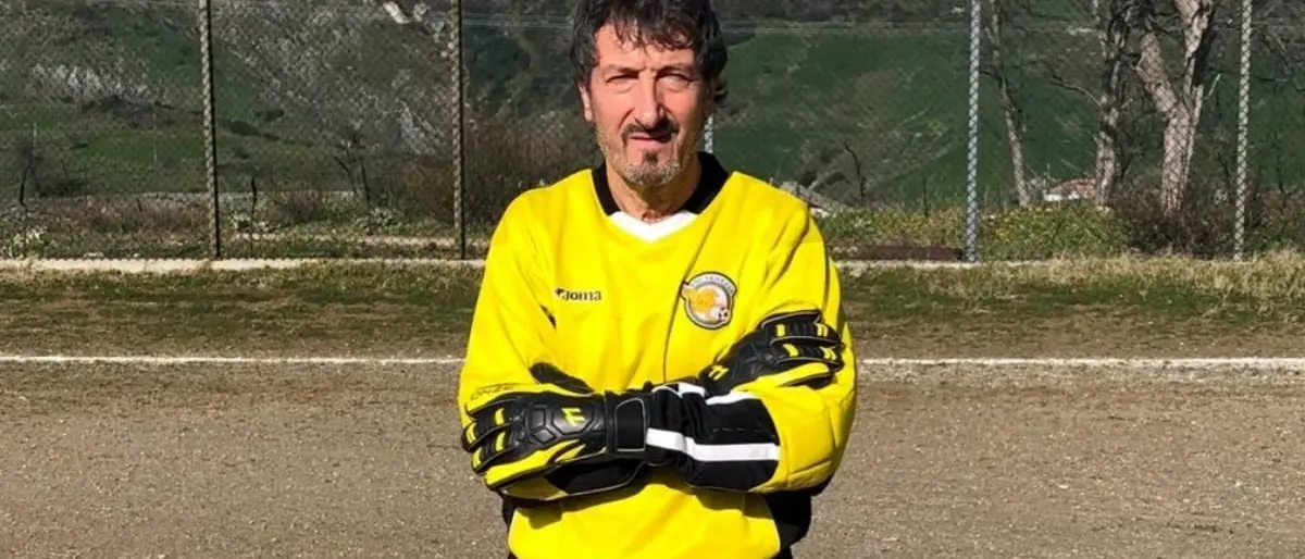 Portiere di calcio a 62 anni per difendere i colori della sua città: «È il coronamento di un sogno»