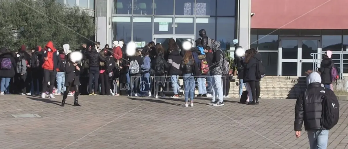 «Commissariare il liceo di Castrolibero», l’appello di Melicchio (M5s) dopo le presunte molestie a scuola