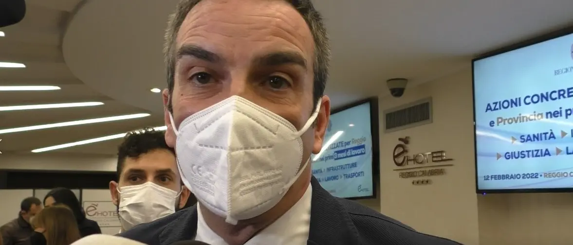 Morte del docente che si è dato fuoco a Rende, Occhiuto: «Cordoglio e vicinanza alla famiglia»