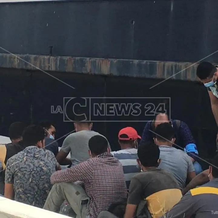 Migranti, sbarcate a Crotone 98 persone: tra loro 50 minori non accompagnati