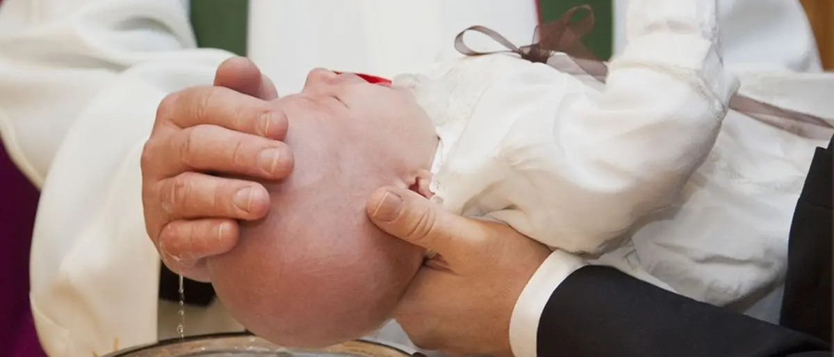 Prete sbaglia formula per oltre vent’anni: in migliaia dovranno ripetere il battesimo