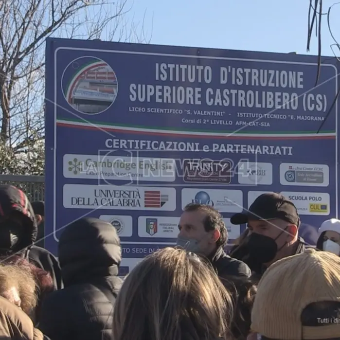 Molestie al liceo di Castrolibero, sentita dal pm la prima ragazza che ha denunciato: confermate le accuse