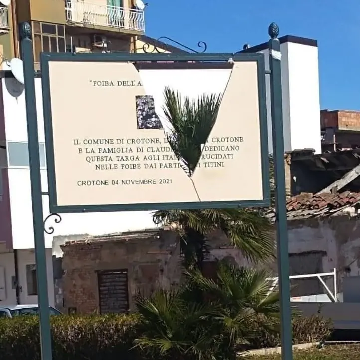 Crotone, danneggiata la targa in memoria delle vittime delle Foibe: «Atto vile che offende l’intera città»