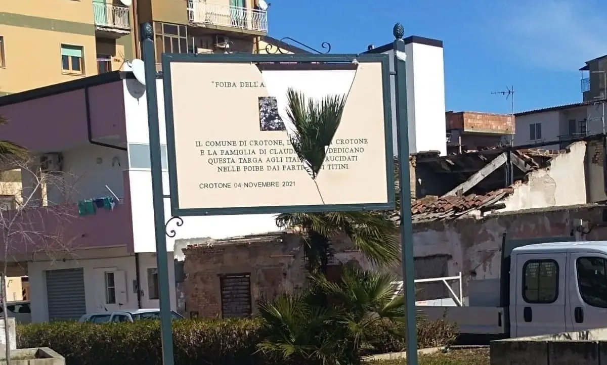 Crotone, danneggiata la targa in memoria delle vittime delle Foibe: «Atto vile che offende l’intera città»