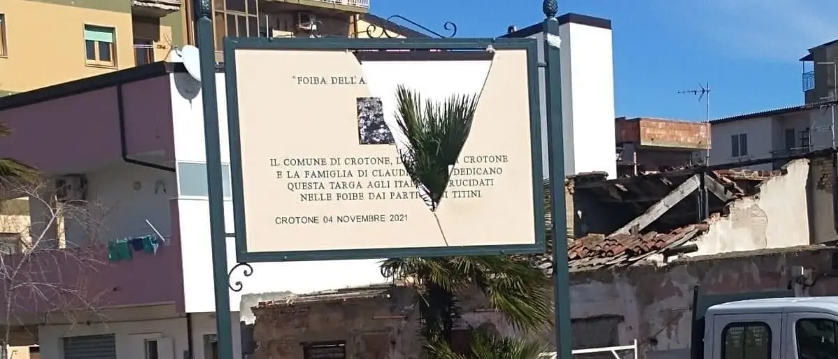 Crotone, danneggiata la targa in memoria delle vittime delle Foibe: «Atto vile che offende l’intera città»