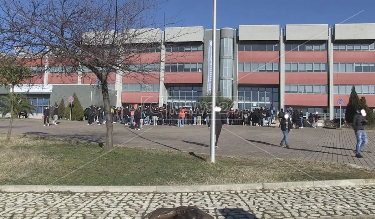 Molestie al liceo di Castrolibero, petizione dei genitori per commissariare la scuola