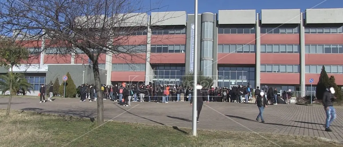 Molestie al liceo di Castrolibero, petizione dei genitori per commissariare la scuola