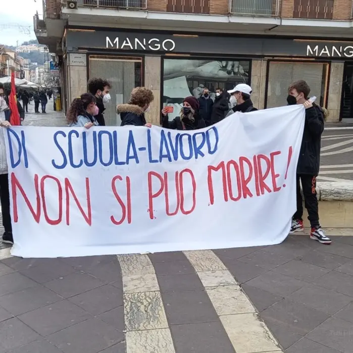 «Non si può morire di scuola-lavoro»: tornano in piazza gli studenti: manifestazioni anche a Reggio e Cosenza