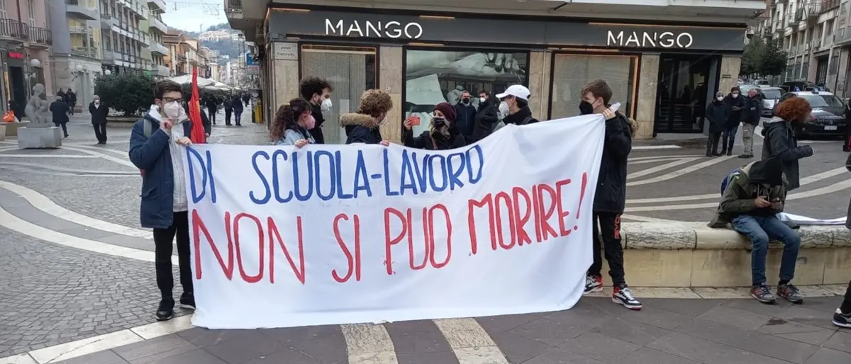 «Non si può morire di scuola-lavoro»: tornano in piazza gli studenti: manifestazioni anche a Reggio e Cosenza
