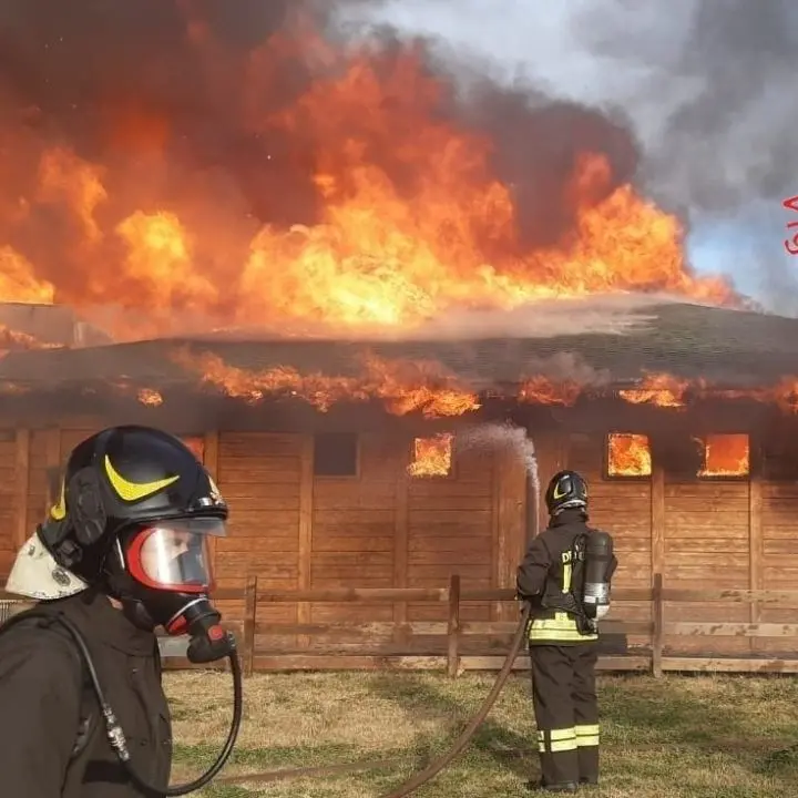 Incendio in un lido del Catanzarese, non si esclude ipotesi dolosa: sul posto i vigili del fuoco