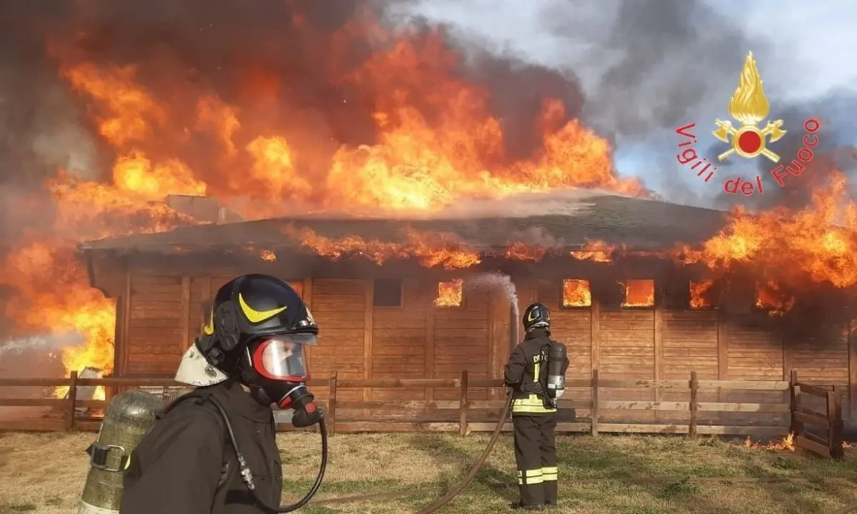 Incendio in un lido del Catanzarese, non si esclude ipotesi dolosa: sul posto i vigili del fuoco