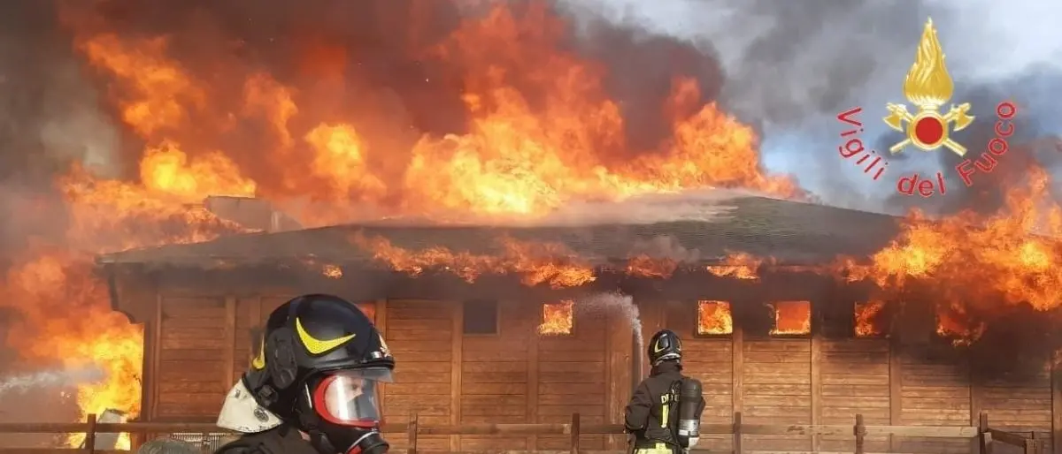 Incendio in un lido del Catanzarese, non si esclude ipotesi dolosa: sul posto i vigili del fuoco